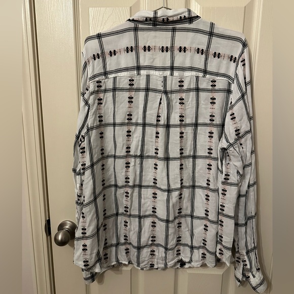 Maurice’s Size 2 Button down top in EUC. - Picture 2 of 4